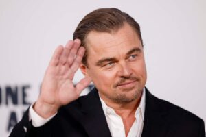 Leonardo DiCaprio saluta