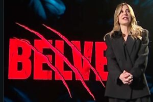 Francesca Fagnani alle sue spalle la scritta in rosso Belve