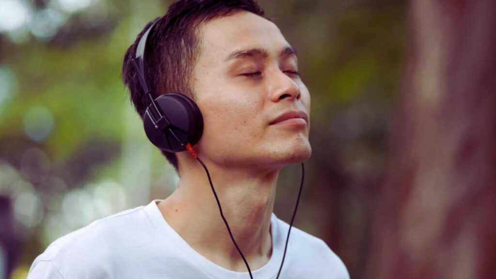 Quello che succede al cervello quando riascolti una vecchia canzone non è solo nostalgia